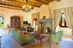 Una televisión, un reproductor de DVD, un futbolín