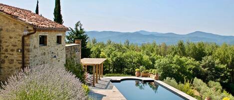 حمّام سباحة لا متناهي