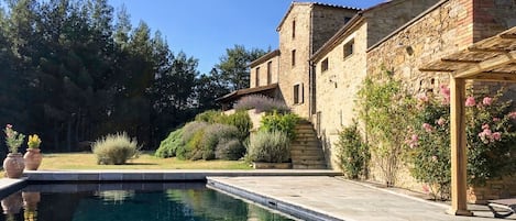 Piscine à débordement