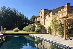 Una piscina con borde infinito