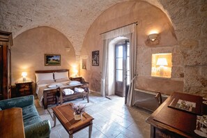 6 bedrooms, iron/ironing board, WiFi, bed sheets