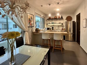 Geladeira, micro-ondas, fogão, cooktop