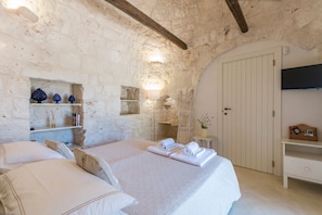 5 bedrooms, iron/ironing board, internet, bed sheets