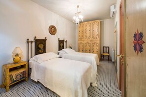 5 bedrooms, iron/ironing board, free internet, bed sheets