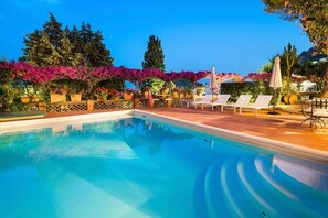 Una piscina riscaldata, lettini