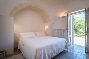 2 bedrooms, iron/ironing board, free Internet, bed sheets