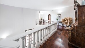 A long, white, wooden staircase with balusters leading to a landing area. - Villa Amina - Four Bedroom Villa, Sleeps 10 (Mazara del Vallo)