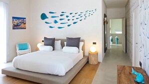 Een slaapkamer met een bed, nachtkastjes, een stoel en een muurschildering.