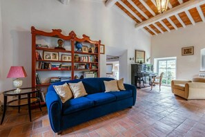 Foyer, lecteur de DVD, livres