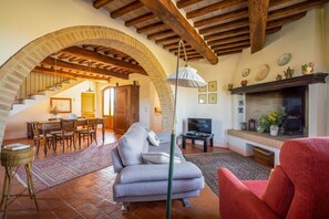 Fireplace, DVD player - Podere Ginestra - Four Bedroom Villa, Sleeps 8 (Pienza)