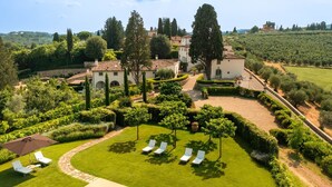 Une villa dotée d’un jardin magnifiquement entretenu, d’une piscine et offrant une vue sur la campagne environnante.