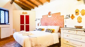 3 bedrooms, iron/ironing board, internet, bed sheets