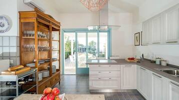 Lavavajillas, cafetera de espresso, periquera y comedor