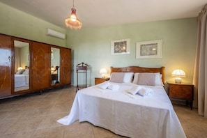 4 bedrooms, desk, iron/ironing board, WiFi