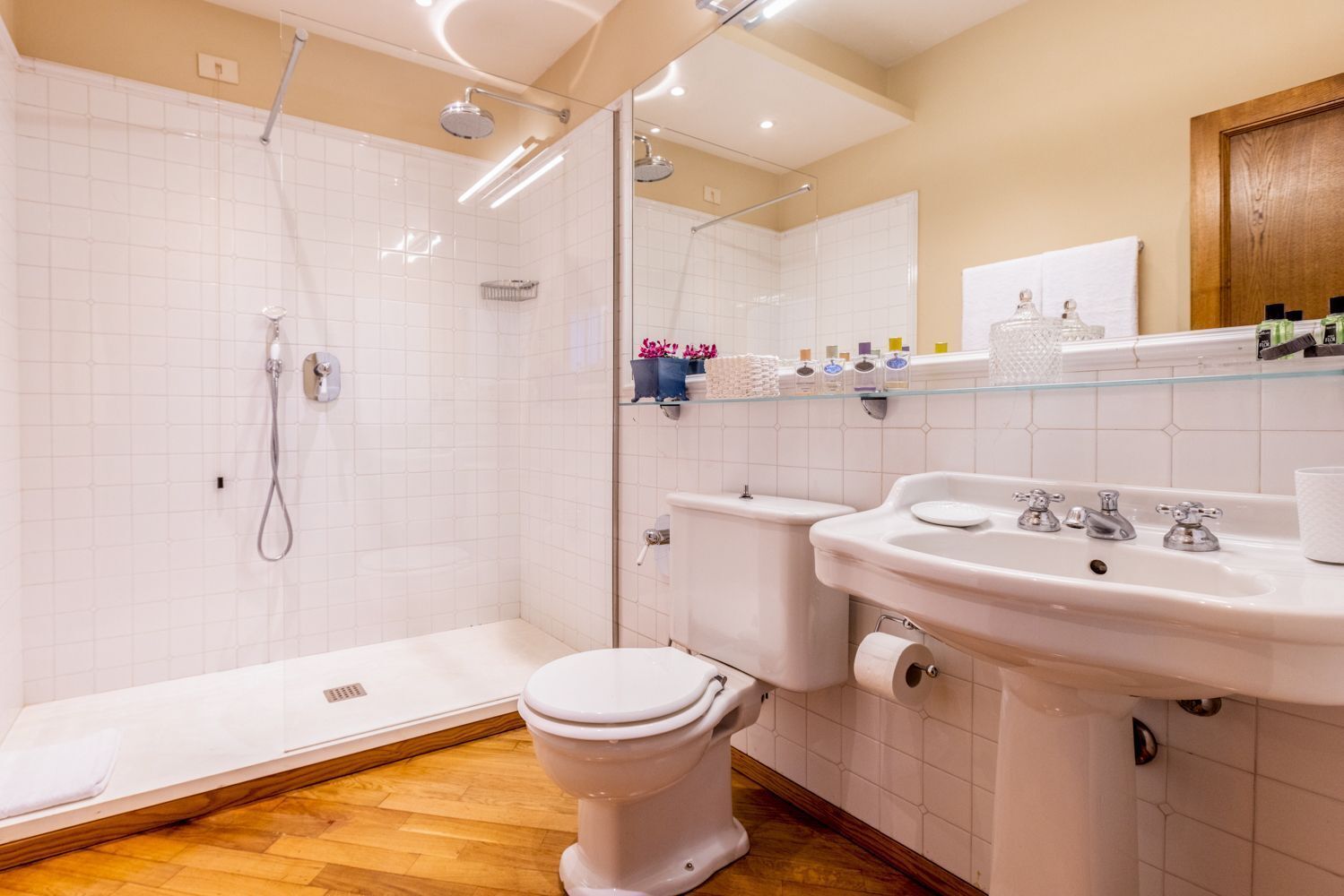 Ein modernes Badezimmer mit Dusche, Toilette und Waschbecken.