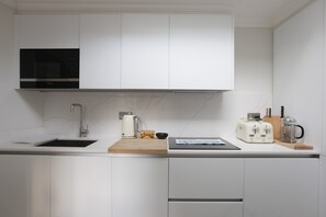 Fridge, microwave, oven, stovetop - Stylish 1BDR Retreat Steps from Portobello Road (London)