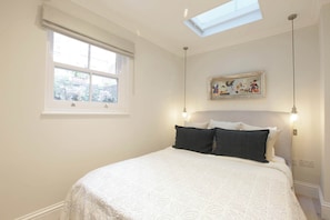 1 bedroom, iron/ironing board, Internet, bed sheets - Stylish 1BDR Retreat Steps from Portobello Road (London)