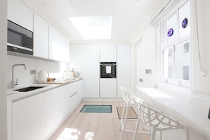 Coffee/tea maker, fridge, microwave, oven - Stylish 1BDR Retreat Steps from Portobello Road (London)