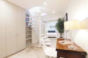 1 bedroom, iron/ironing board, Internet, bed sheets - Stylish 1BDR Retreat Steps from Portobello Road (London)