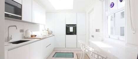 Réfrigérateur, four à micro-ondes, un four, surface de cuisson