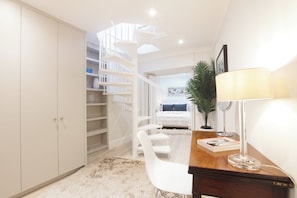 1 bedroom, iron/ironing board, internet, bed sheets - Stylish 1BDR Retreat Steps from Portobello Road (London)