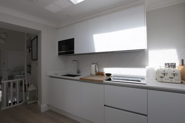 Coffee/tea maker, fridge, microwave, oven