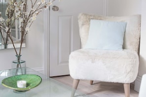 Living area - Stylish 1BDR Retreat Steps from Portobello Road (London)