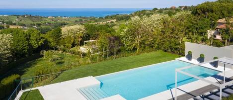 Een verwarmd zwembad