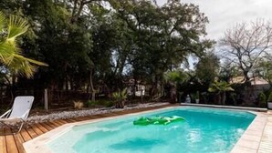A swimming pool with a wooden deck and a lounge chair. - House heated pool walking beach animals Ok (Labenne)