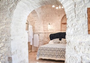 1 habitación, tabla de planchar con plancha, internet y ropa de cama