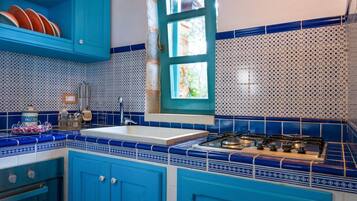 Micro-ondes, four, lave-vaisselle, tables Ă manger