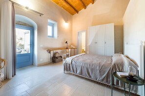 6 bedrooms, iron/ironing board, WiFi, bed sheets