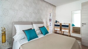 Une chambre à coucher avec un lit, un bureau et une armoire.