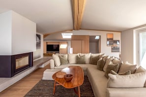 TV, fireplace, stereo