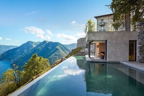 Piscine à débordement, piscine chauffée, chaises longues