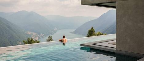 حمّام سباحة لا متناهي، حمّام سباحة مُدفَّأ، مقاعد للتشمس