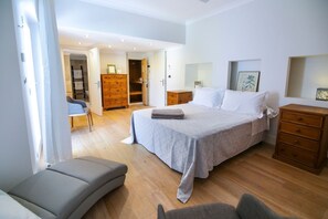 6 bedrooms, iron/ironing board, Internet, bed sheets