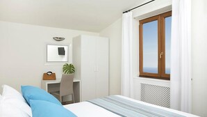 Une chambre à coucher avec un lit, un bureau et une fenêtre avec des rideaux.