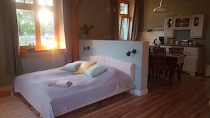 1 chambre, lit de bébé portatif, literie fournie