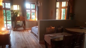 1 quarto, berço de viagem, roupa de cama, acesso para cadeiras de rodas