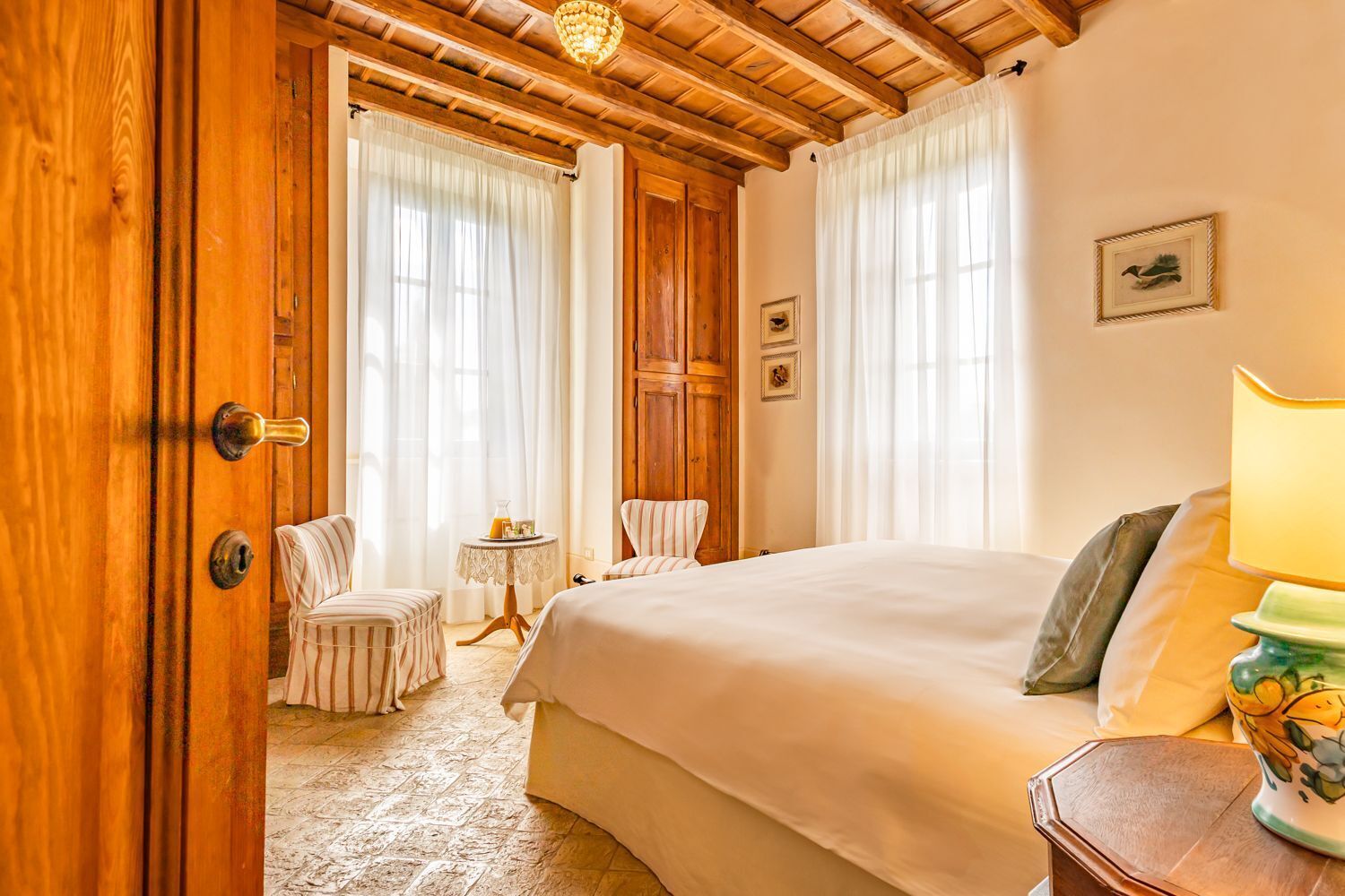 7 chambres, fer et planche à repasser, Wi-Fi, draps fournis