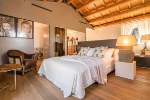 5 habitaciones, tabla de planchar con plancha, internet y ropa de cama 