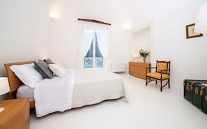 4 bedrooms, iron/ironing board, internet, bed sheets