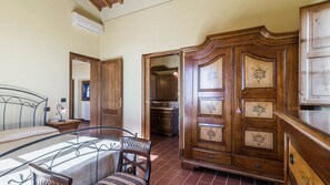 5 Schlafzimmer, Bügeleisen/Bügelbrett, Internetzugang, Bettwäsche