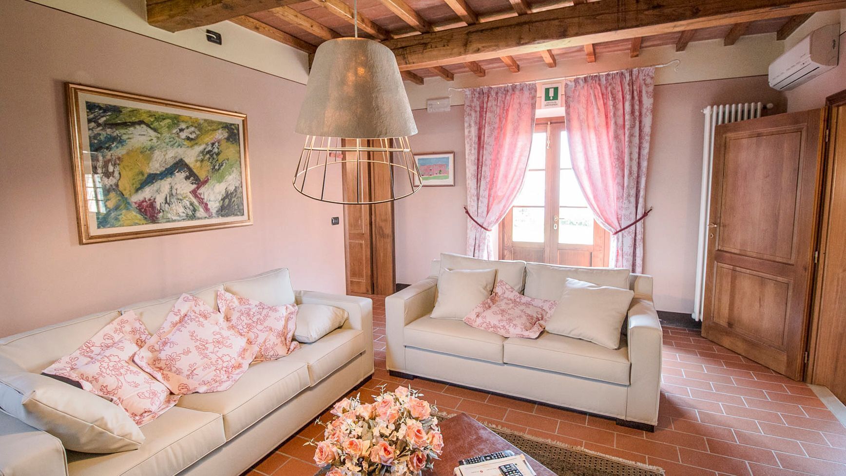 Cheminée, lecteur de DVD, table de tennis de table