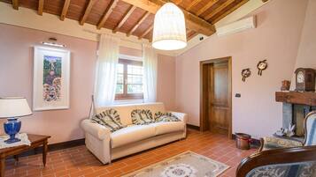 Kamin, DVD-Player, Tischtennisplatte