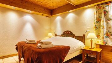 3 bedrooms, travel crib, free WiFi, bed sheets