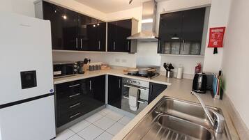 Fridge, oven, stovetop, dishwasher