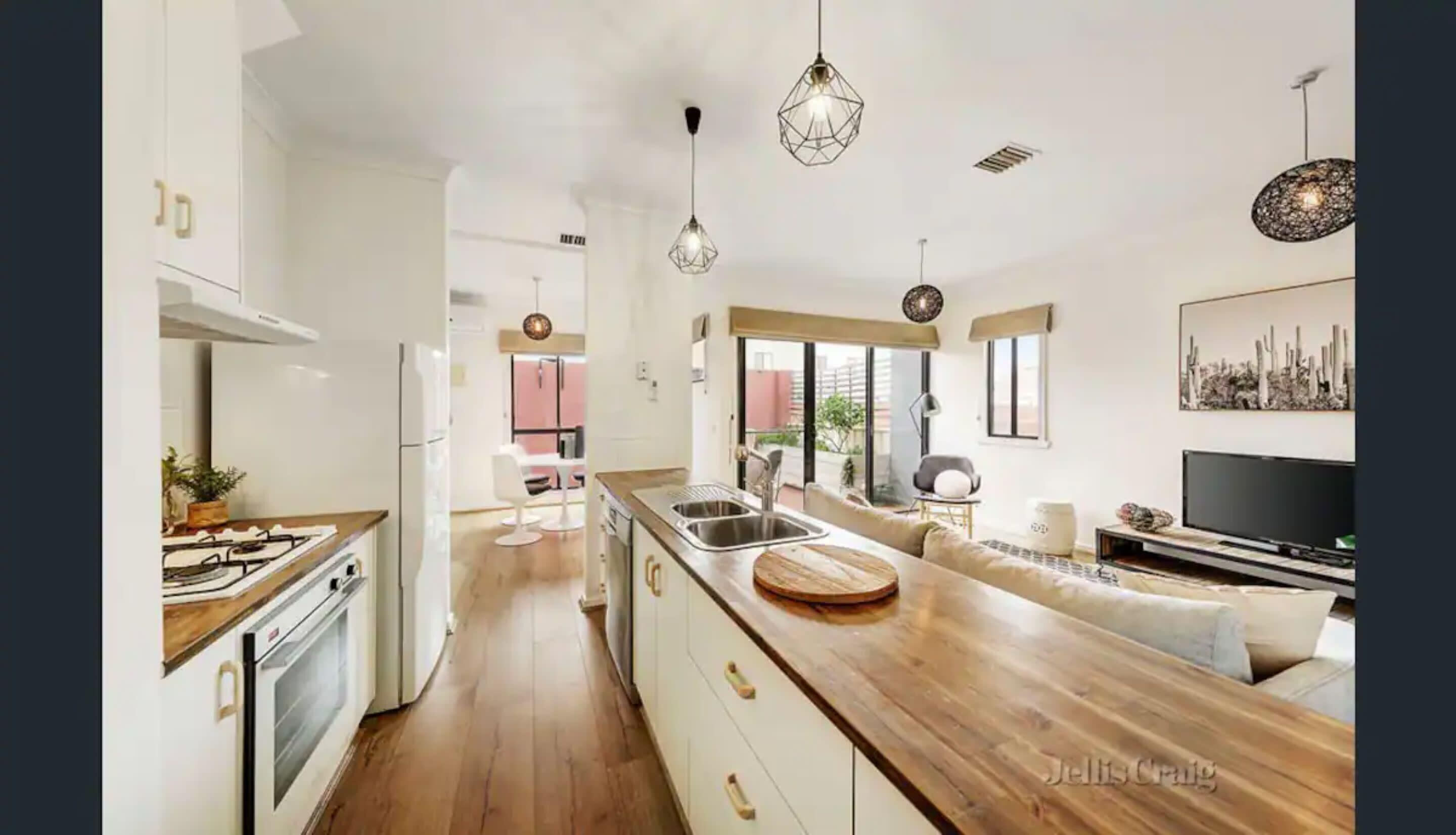 Spacious 2 Bedroom Apartment in Brunswick with Patio and Parking