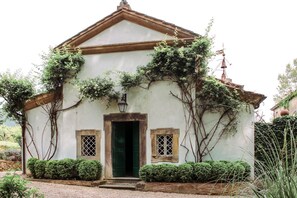 A traditional building with a symmetrical facade, a central entrance, and a bell tower. - Villa Aquila - Six Bedroom Villa, Sleeps 12 (Capannori)
